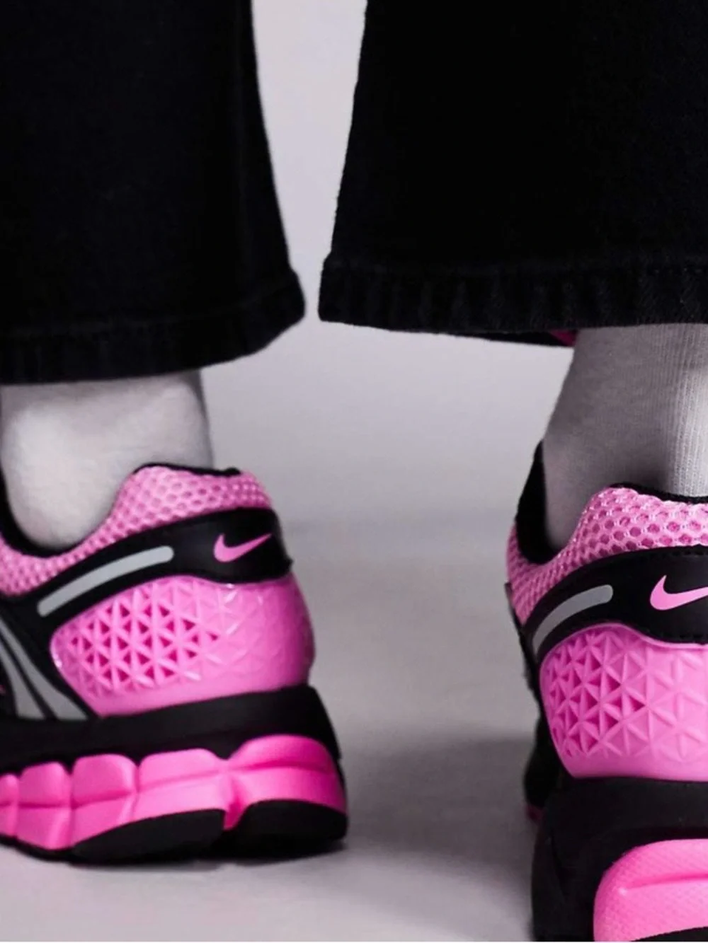 Nike Zoom Vomero 5 Pink Spell Black Sneakers Women's Size 5 NEW